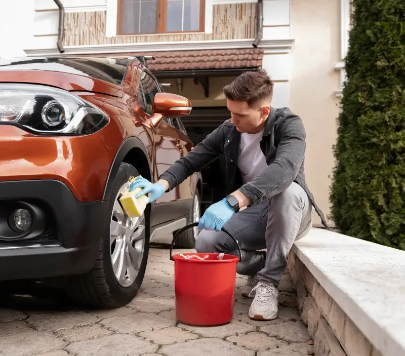 Lavage auto à domicile Boissy-le-Châtel : professionnel intervenant sur un véhicule